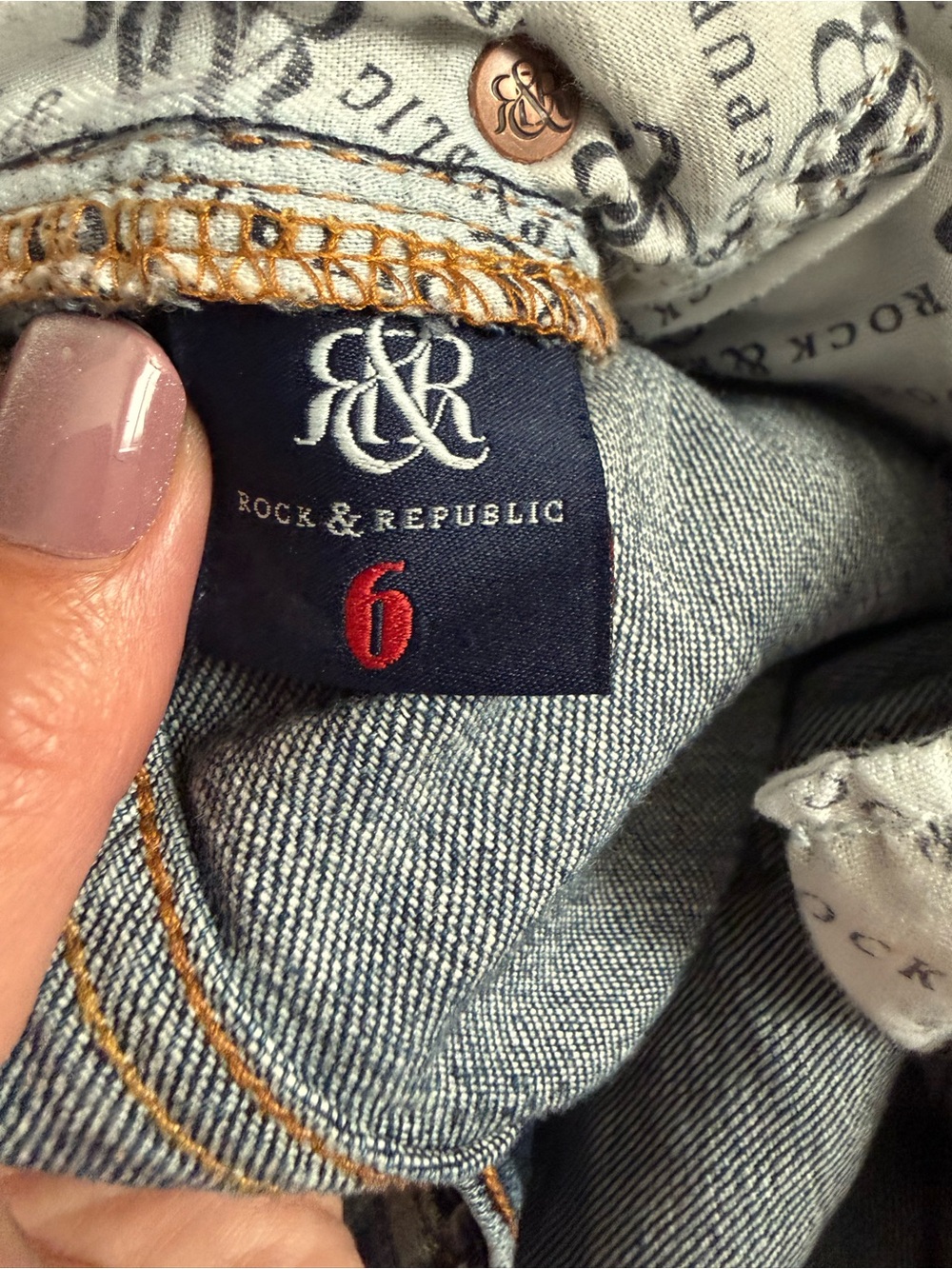 Women’s Rock & Republic "Berlin" Distressed Light Wash Denim Jeans Size 6 - Picture 3 of 7